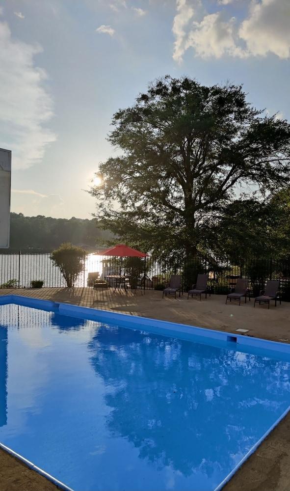 Lake View Inn & Suites Killen Bagian luar foto