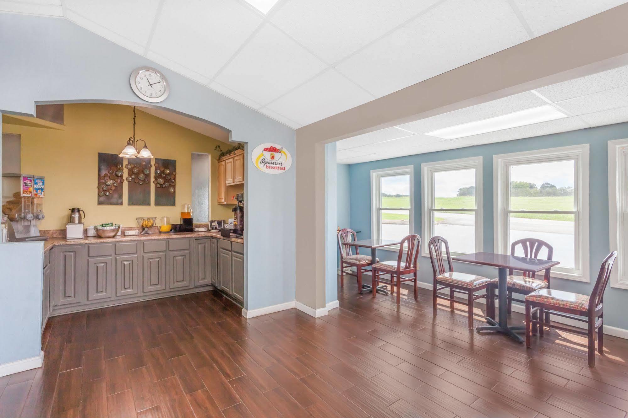 Lake View Inn & Suites Killen Bagian luar foto