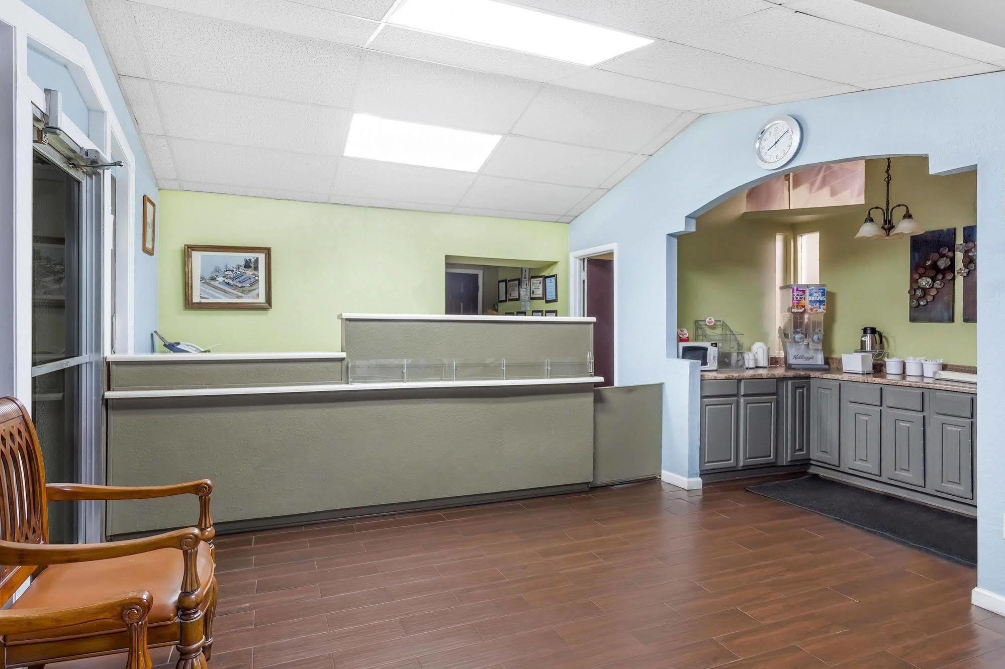 Lake View Inn & Suites Killen Bagian luar foto
