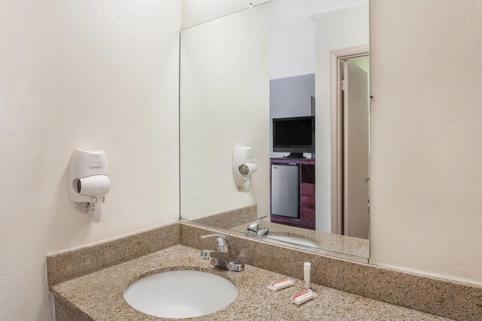 Lake View Inn & Suites Killen Bagian luar foto